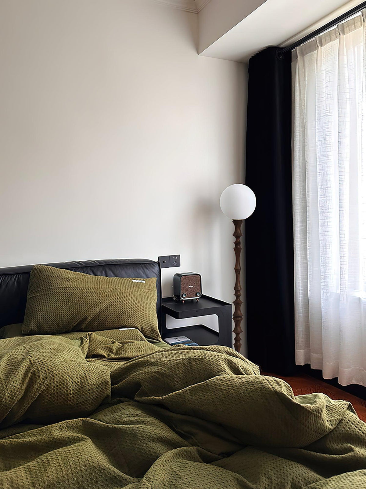 Vilten lámpara de pie elegante de madera