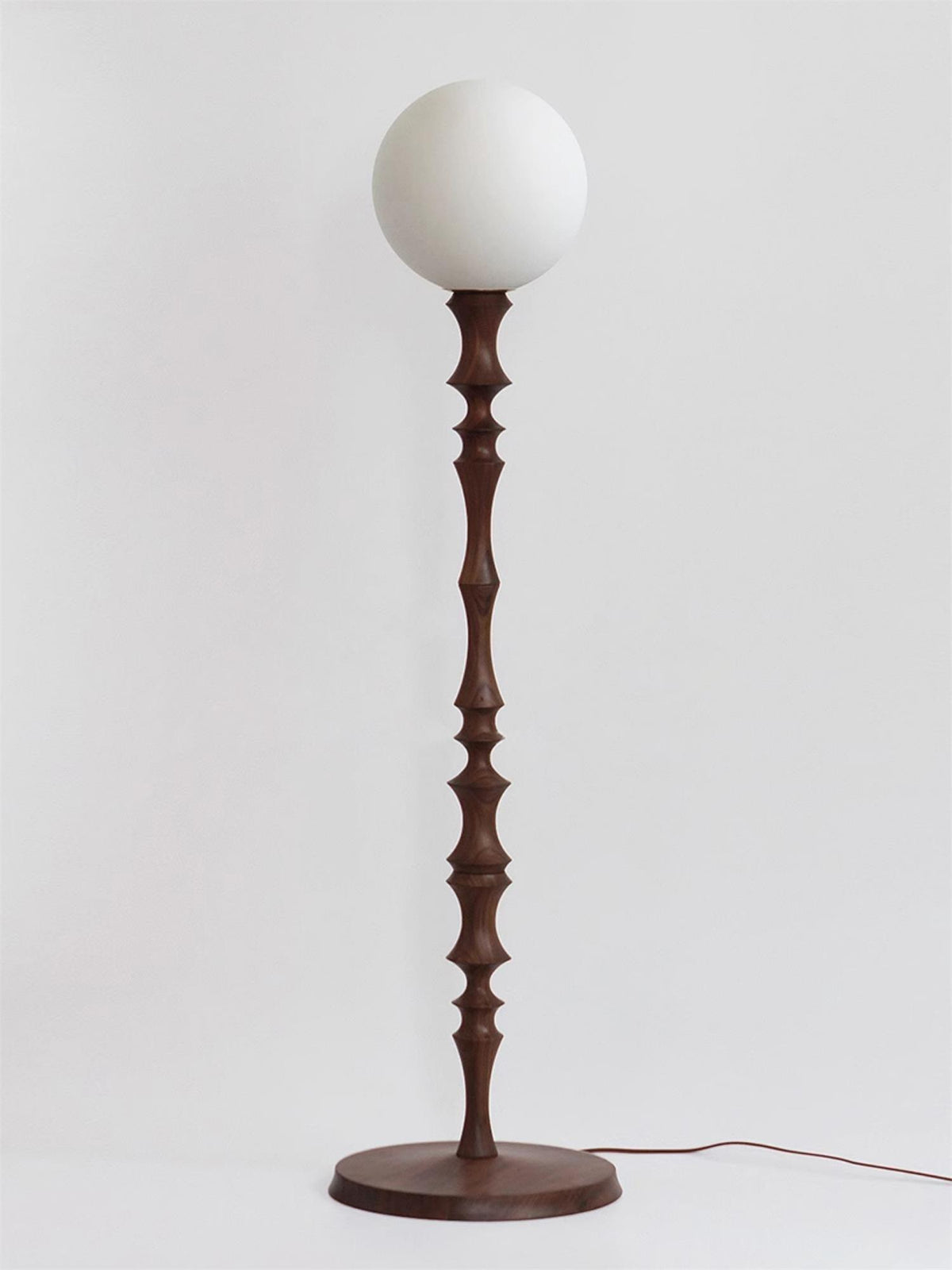 Vilten lámpara de pie elegante de madera
