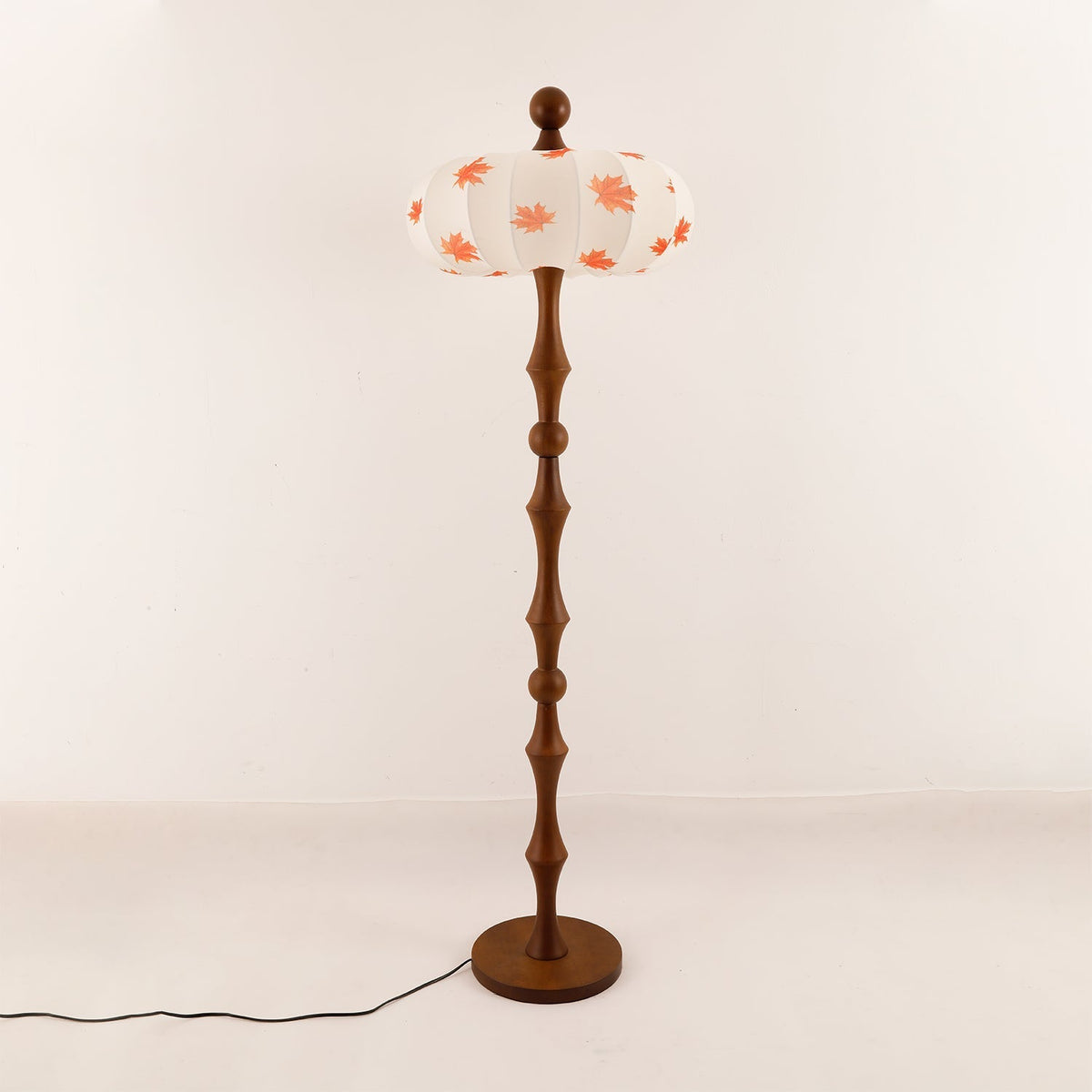 Whispen lámpara de pie de madera y tejido vintage