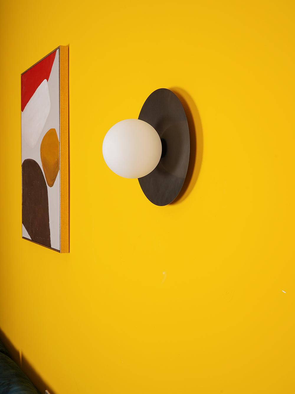 Elem aplique de pared moderno minimalista redondo de arte en latón y vidrio