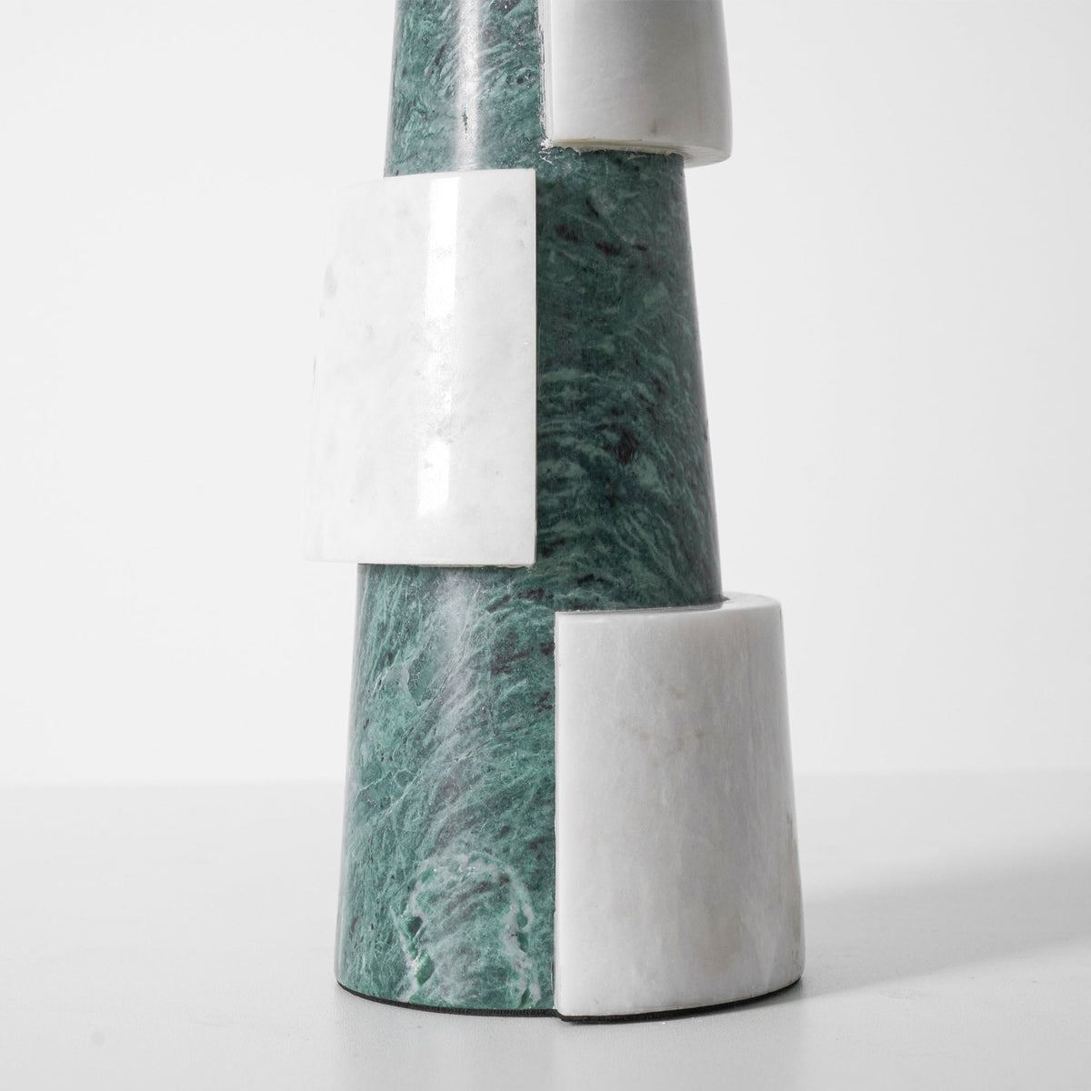 Obelisk lámpara de mesa apilada en mármol