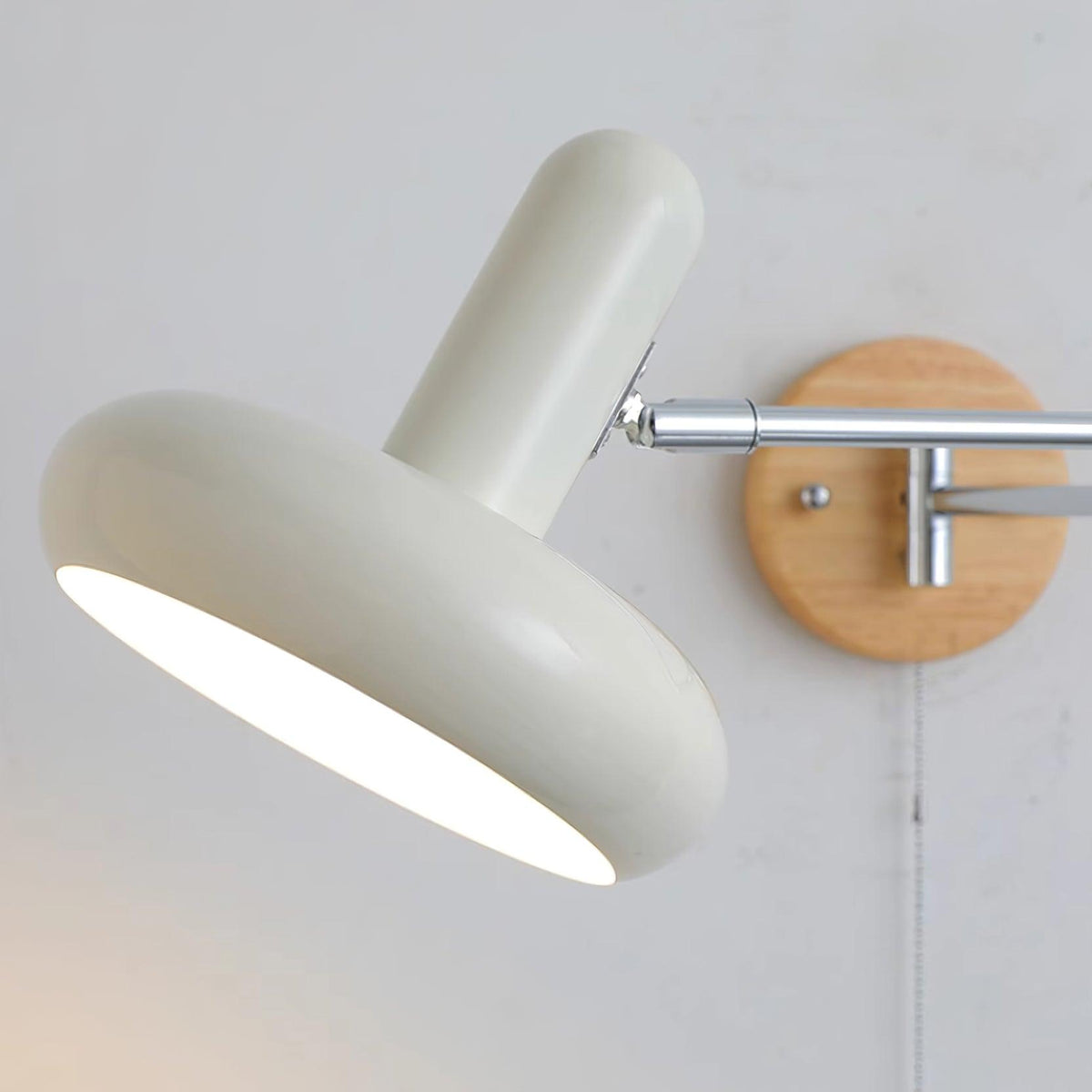 Aplique de pared moderno con brazo giratorio, pantalla redondeada y cadena de extracción