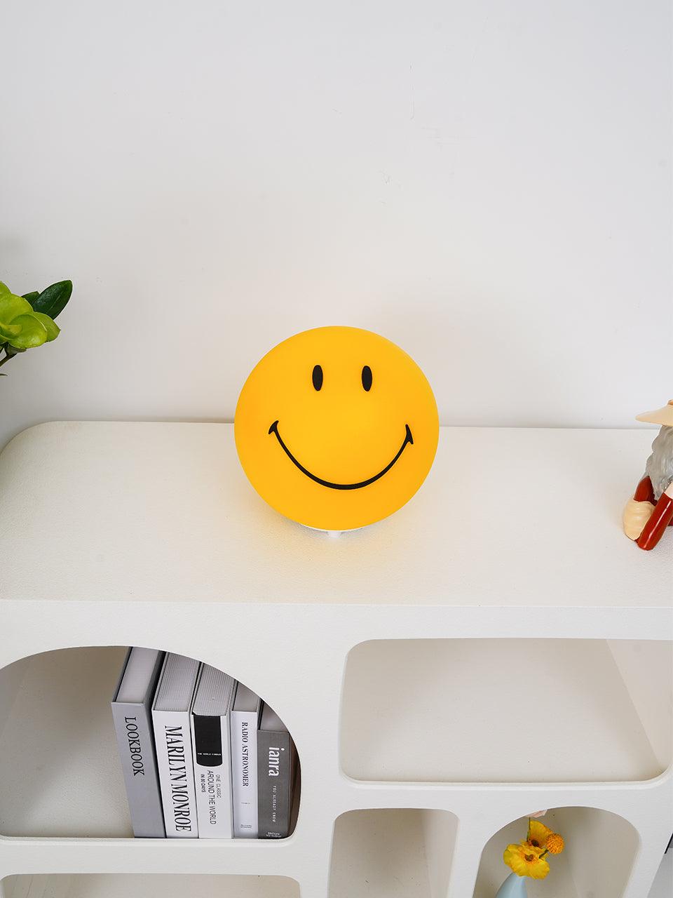 Rymt lámpara de mesa con plástico y toque caprichoso