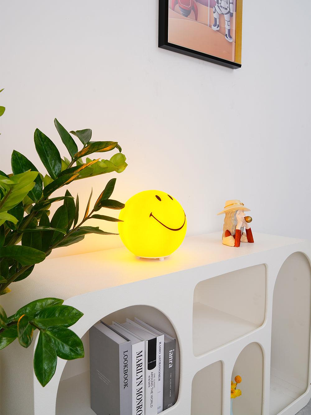 Rymt lámpara de mesa con plástico y toque caprichoso