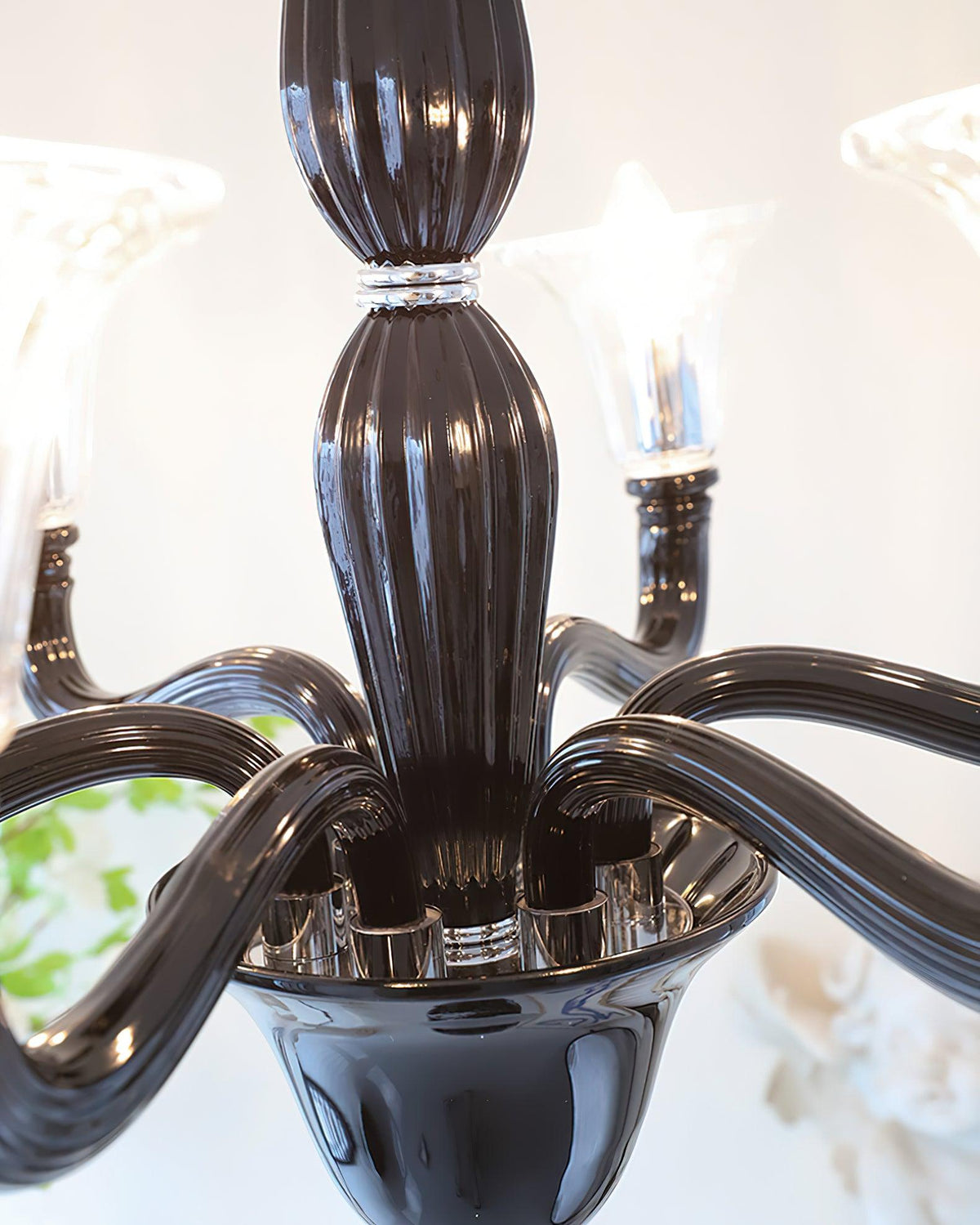 Silten lámpara de araña negra con brazos de Murano y difusores de vidrio estilo vela clásico