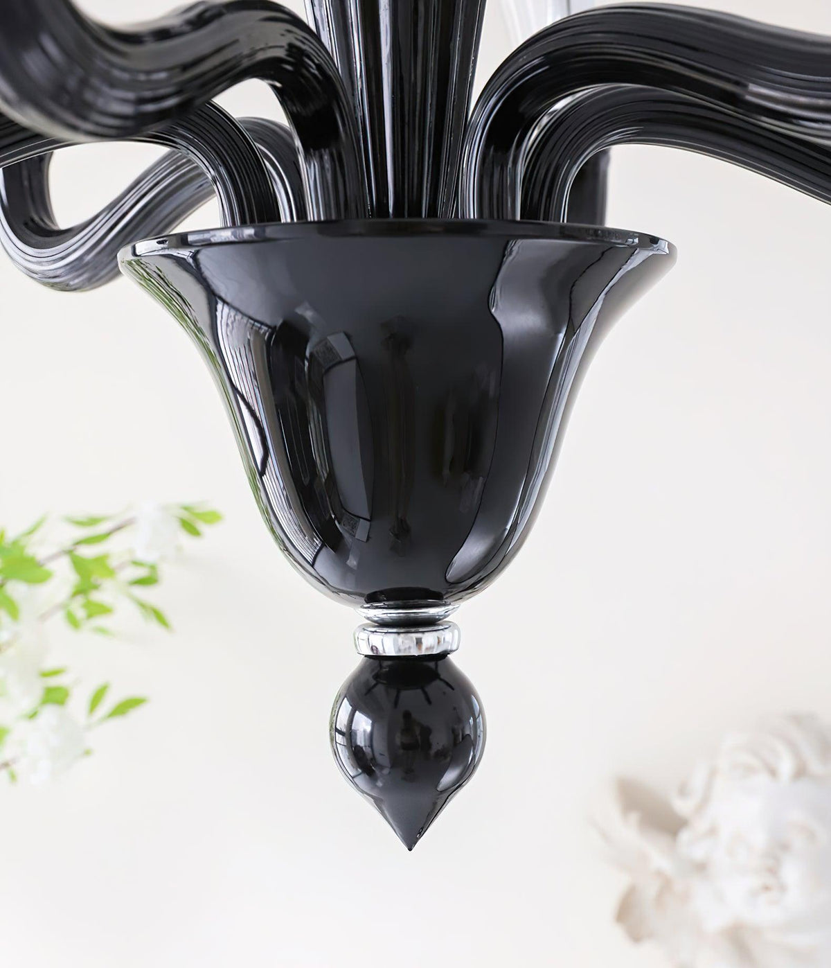 Silten lámpara de araña negra con brazos de Murano y difusores de vidrio estilo vela clásico