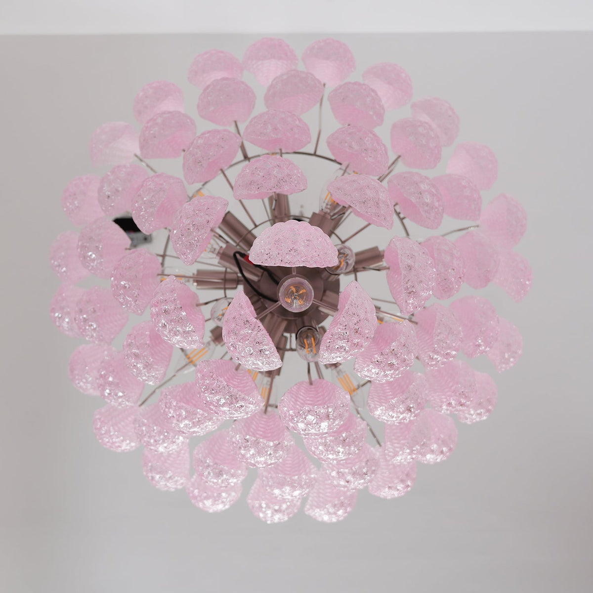 Veliena lámpara de araña rosa con gotas de vidrio de Murano patrón diamante efecto cascada