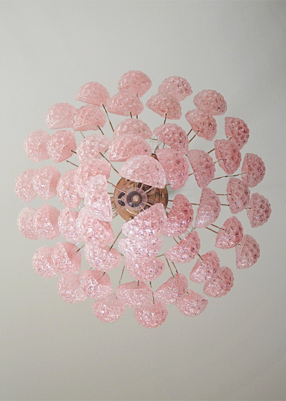 Veliena lámpara de araña rosa con gotas de vidrio de Murano patrón diamante efecto cascada