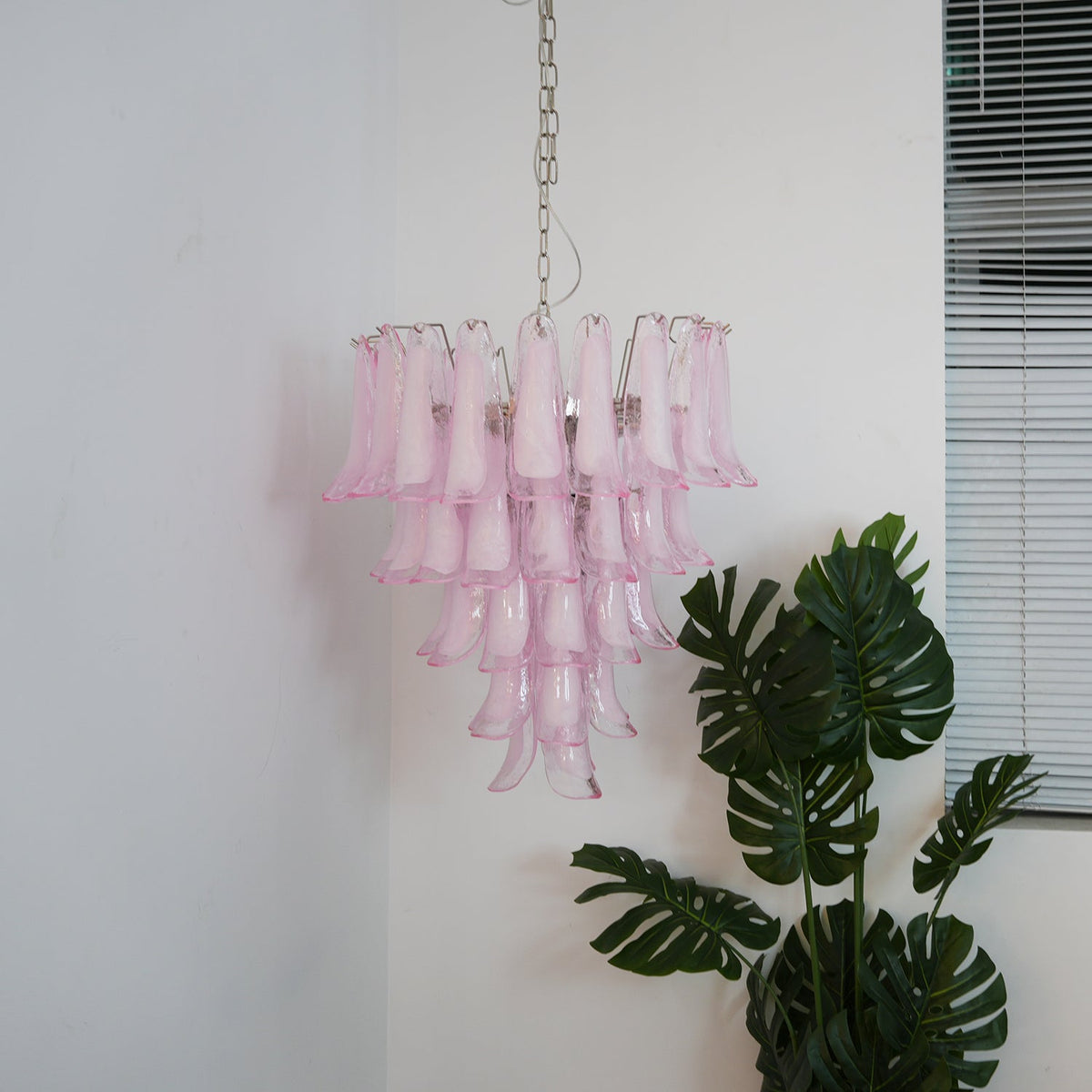 Velorira lámpara de araña Petalos de vidrio Murano rosa en cascada