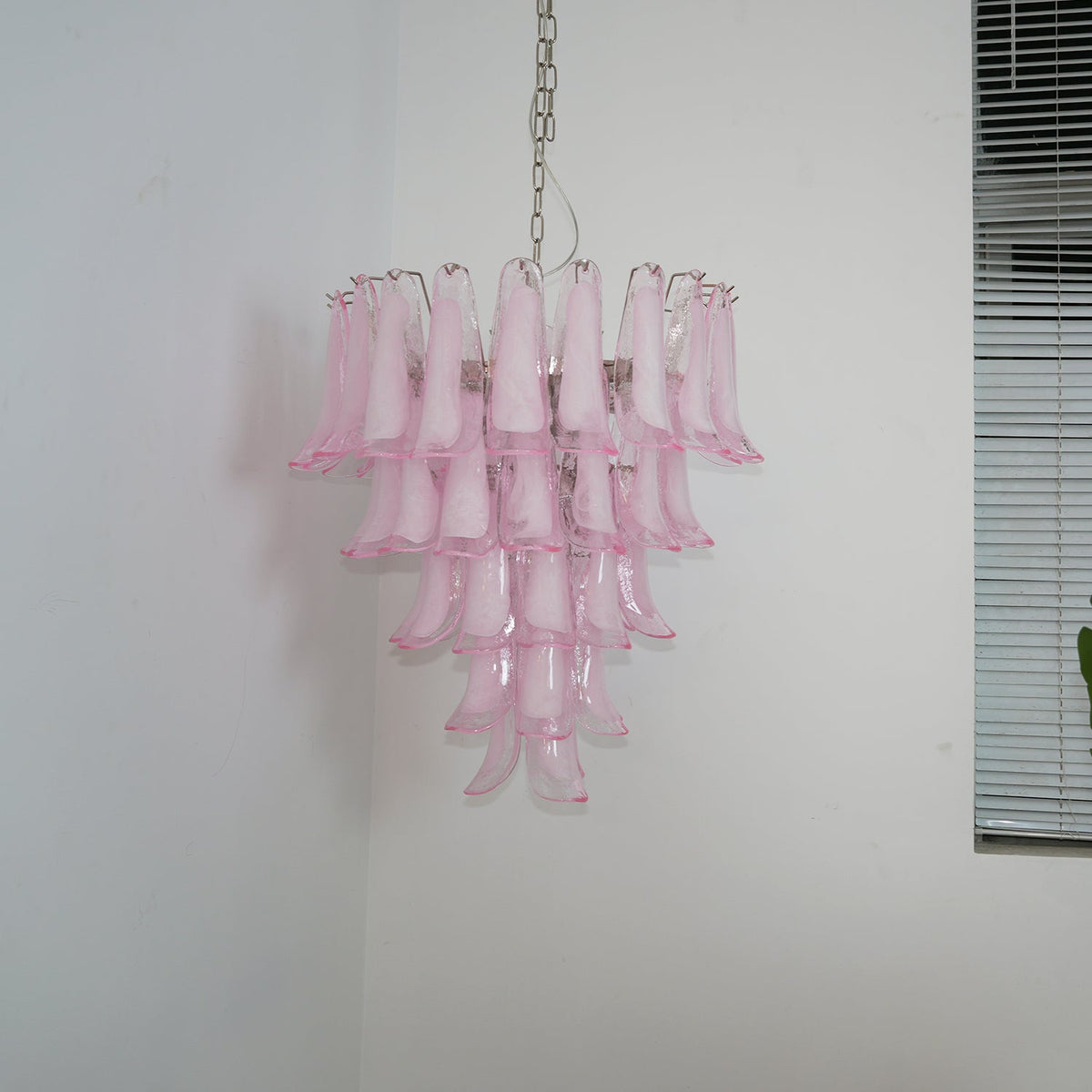 Velorira lámpara de araña Petalos de vidrio Murano rosa en cascada