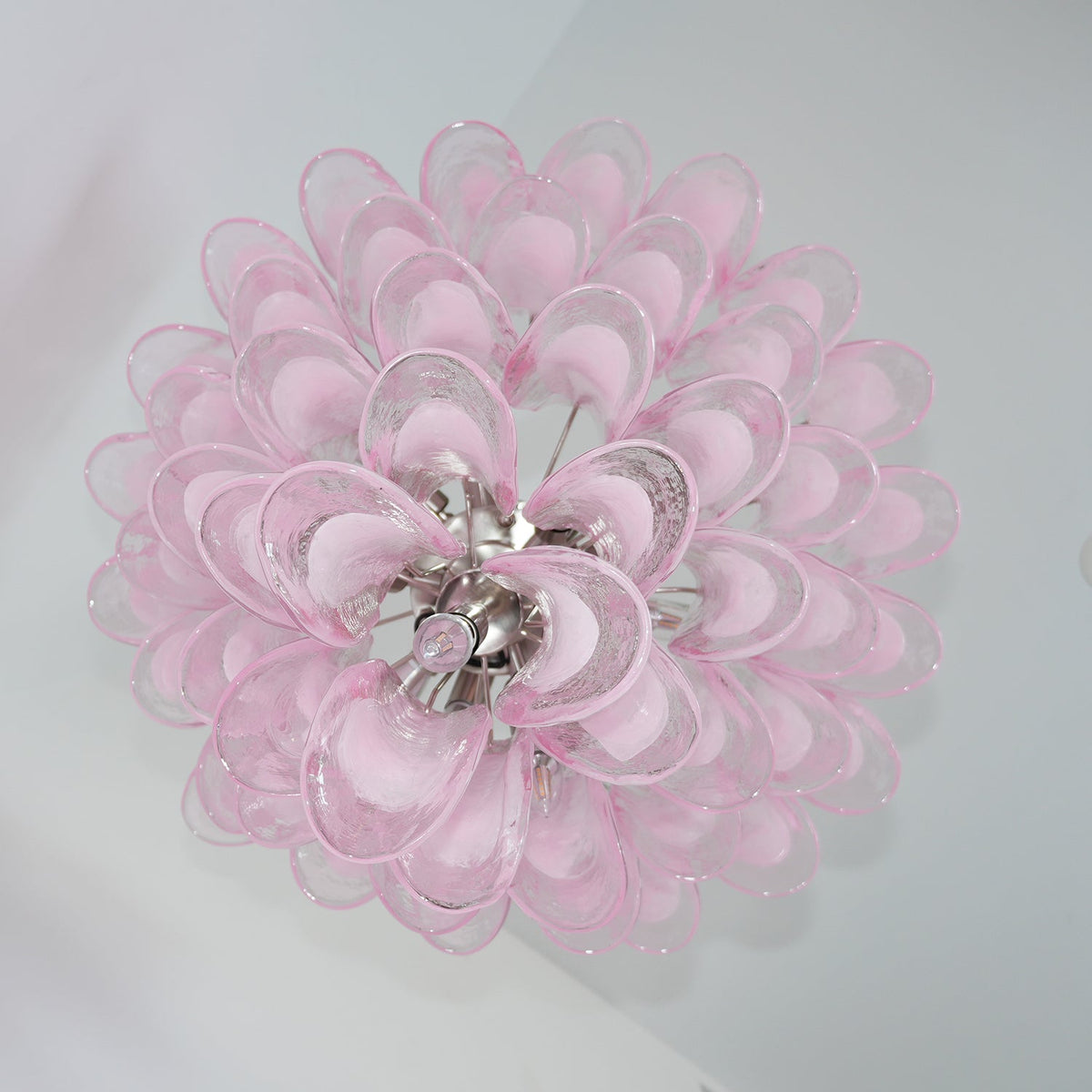 Velorira lámpara de araña Petalos de vidrio Murano rosa en cascada
