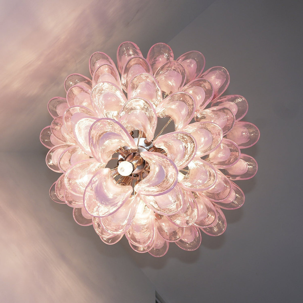 Velorira lámpara de araña Petalos de vidrio Murano rosa en cascada