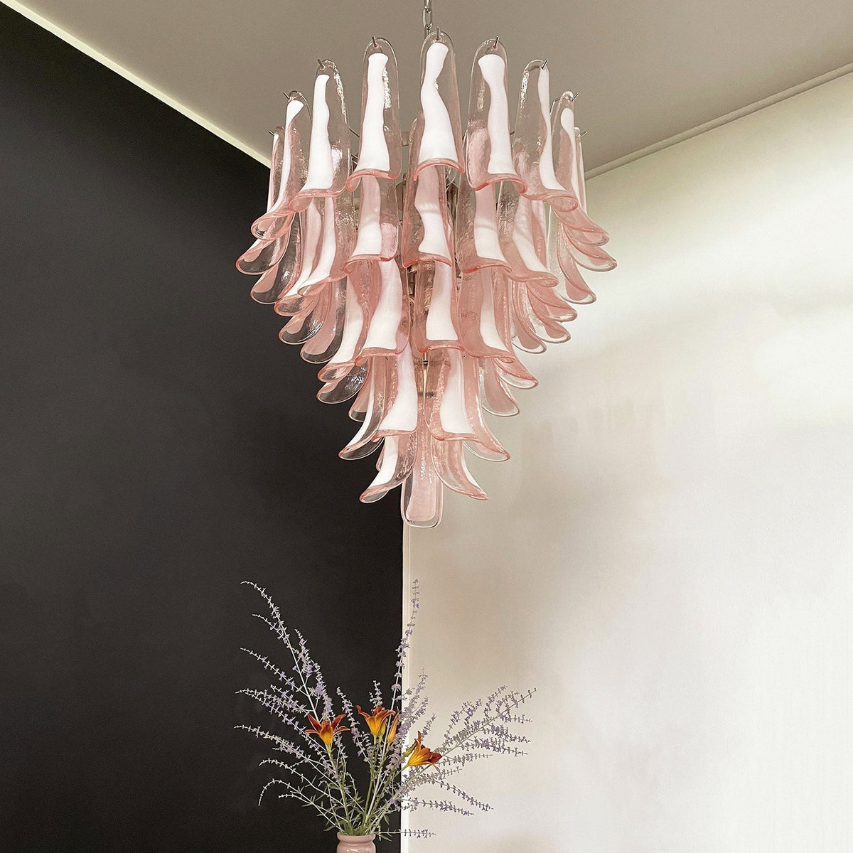 Velorira lámpara de araña Petalos de vidrio Murano rosa en cascada