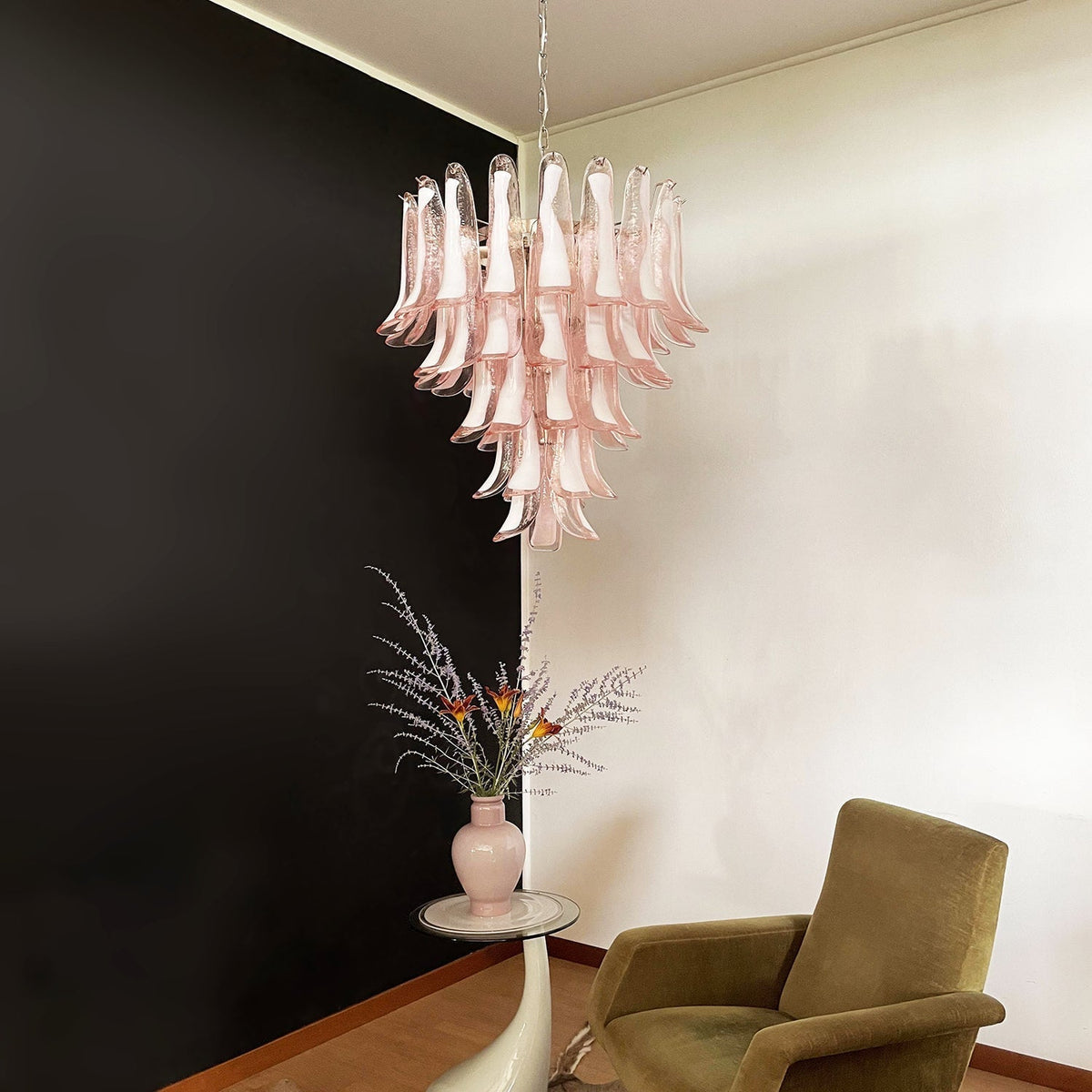 Velorira lámpara de araña Petalos de vidrio Murano rosa en cascada