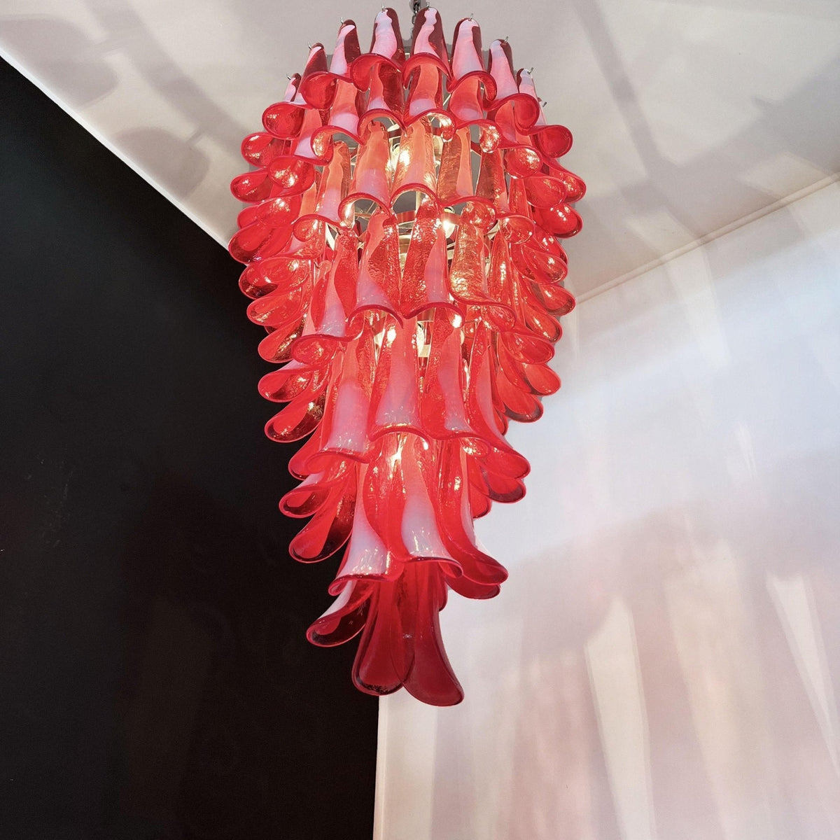 Viraisira lámpara de araña roja y blanca con pétalos en espiral Murano