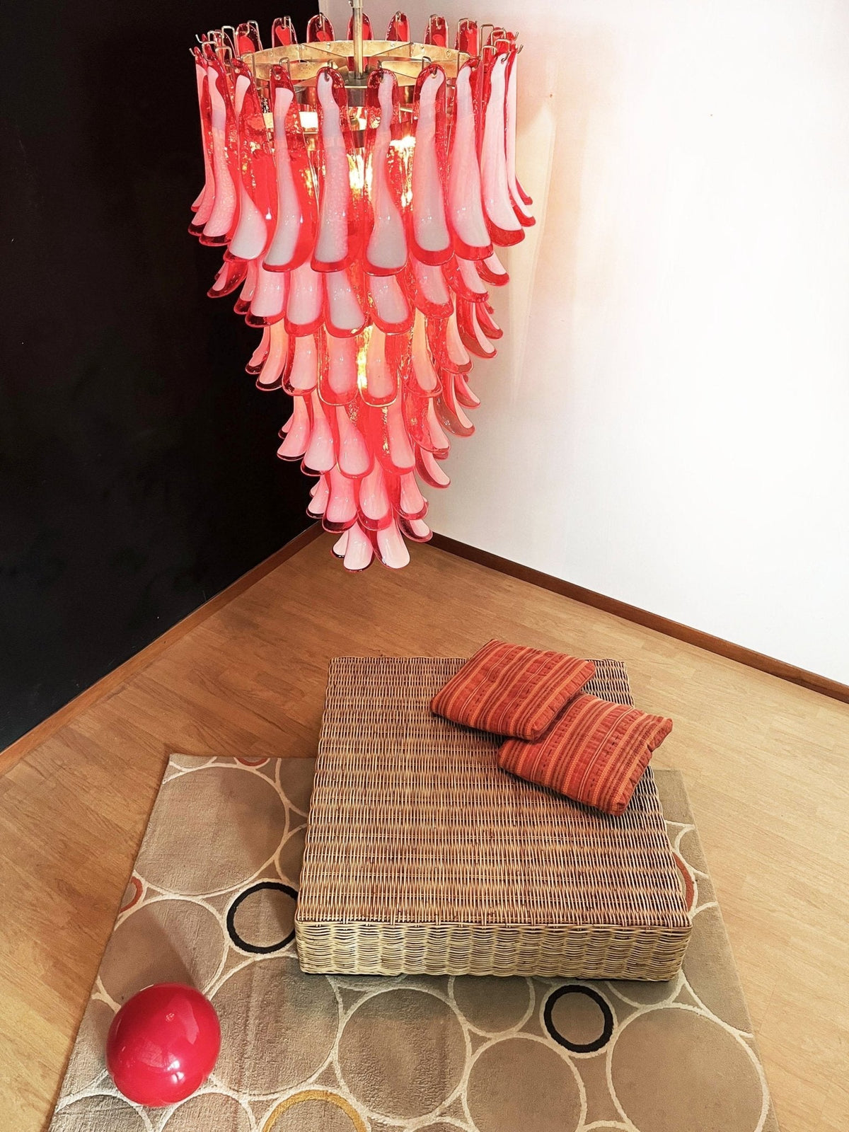 Viraisira lámpara de araña roja y blanca con pétalos en espiral Murano