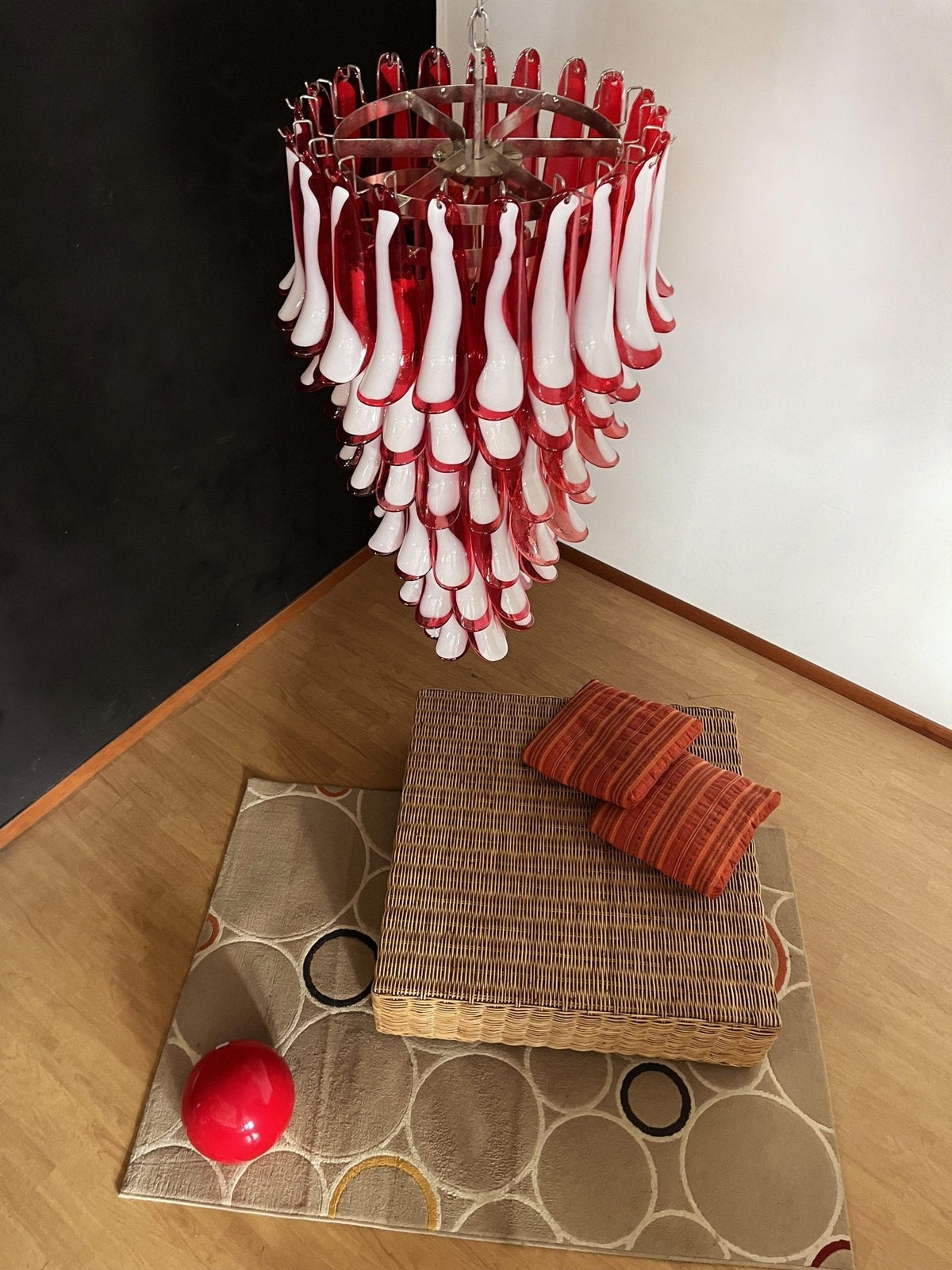 Viraisira lámpara de araña roja y blanca con pétalos en espiral Murano