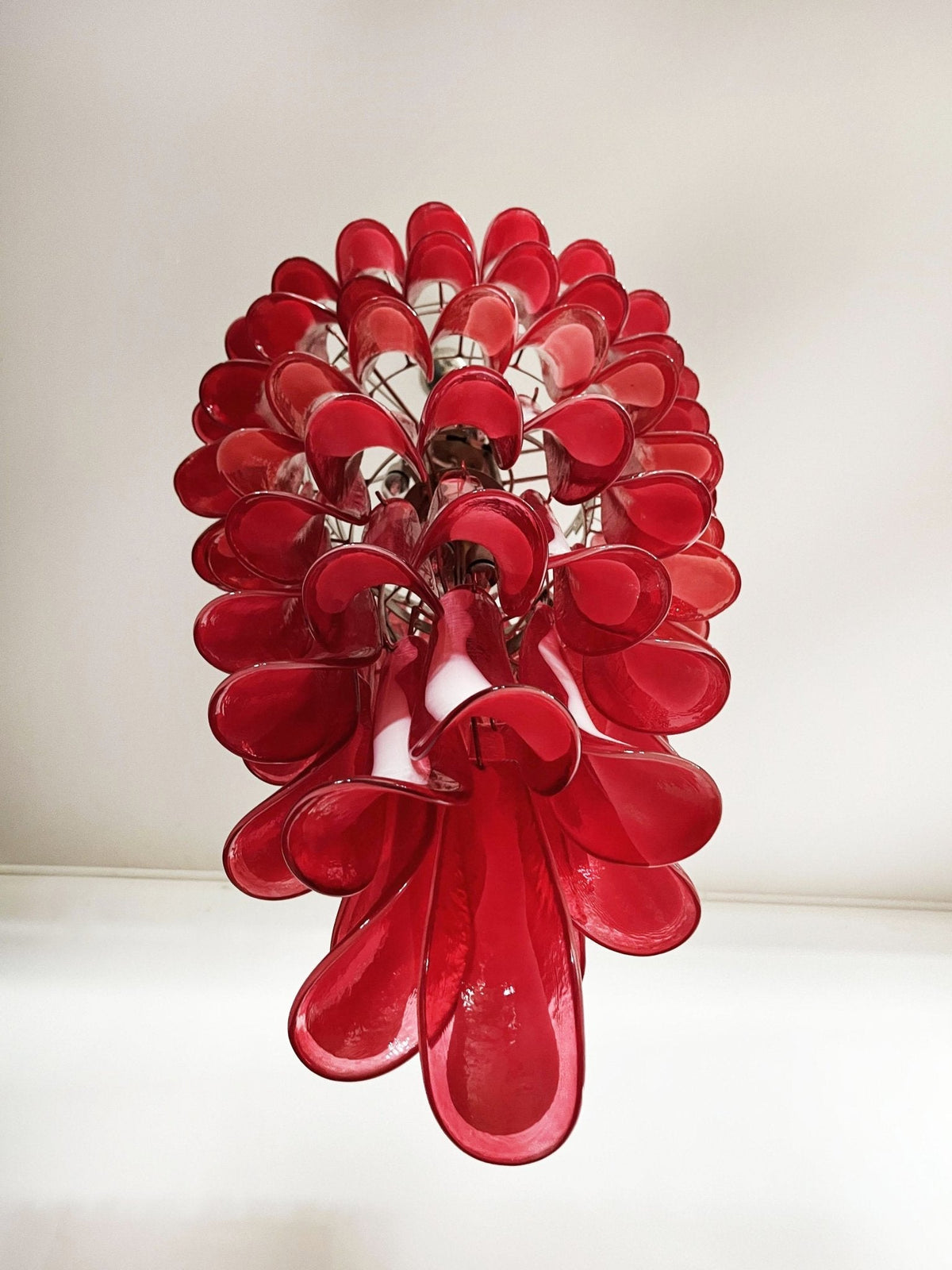 Viraisira lámpara de araña roja y blanca con pétalos en espiral Murano