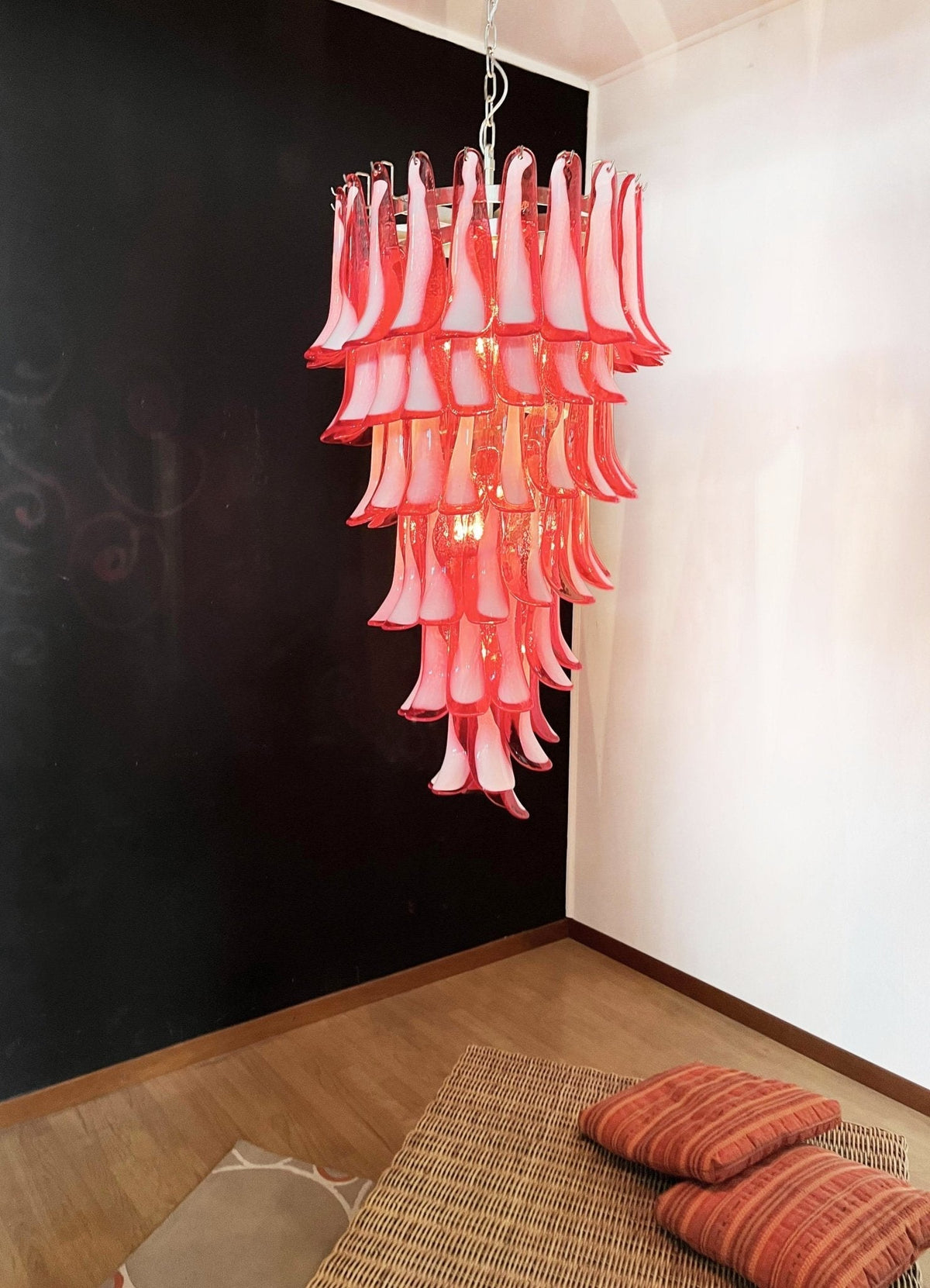 Viraisira lámpara de araña roja y blanca con pétalos en espiral Murano