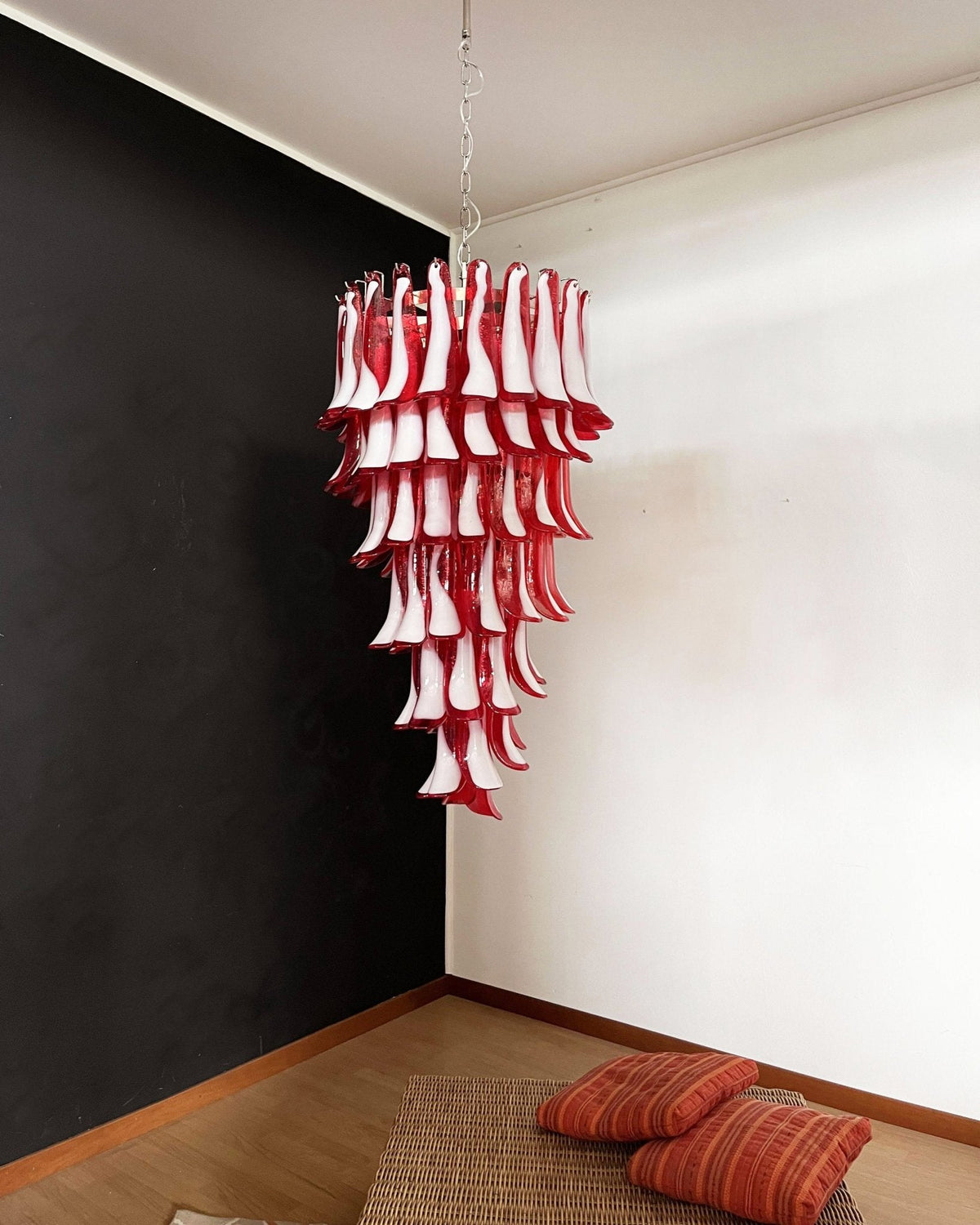 Viraisira lámpara de araña roja y blanca con pétalos en espiral Murano
