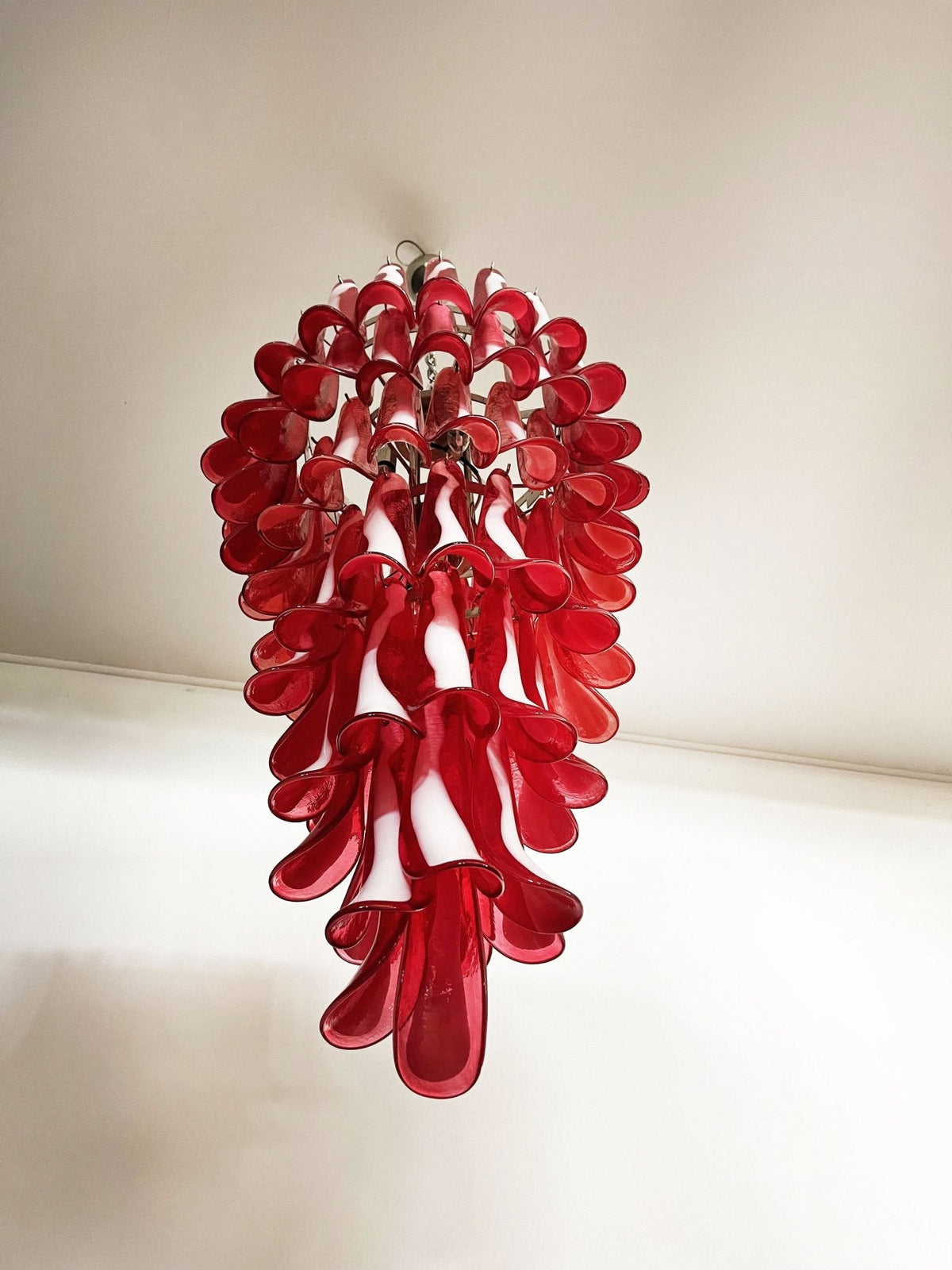 Viraisira lámpara de araña roja y blanca con pétalos en espiral Murano