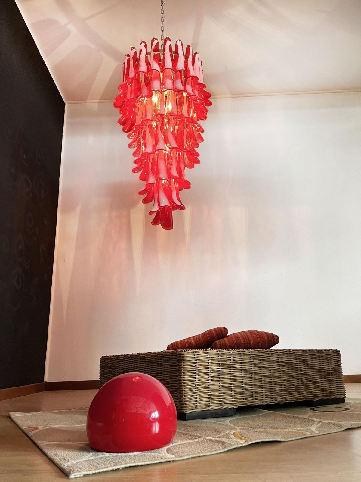 Viraisira lámpara de araña roja y blanca con pétalos en espiral Murano