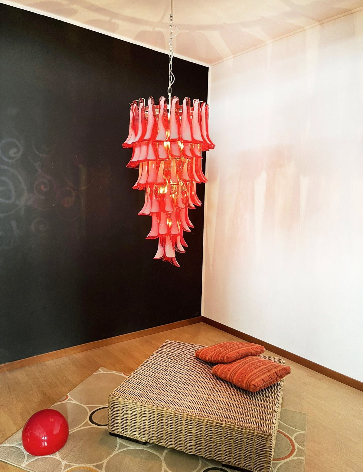 Viraisira lámpara de araña roja y blanca con pétalos en espiral Murano