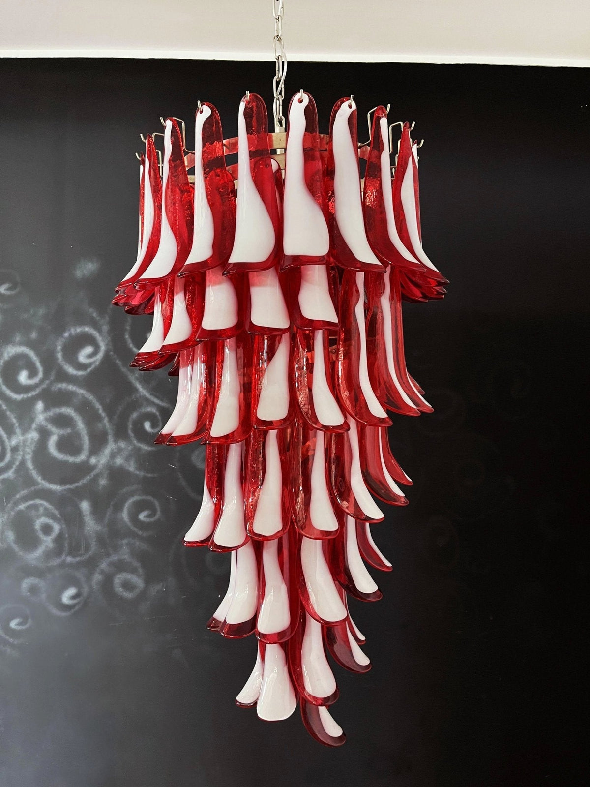 Viraisira lámpara de araña roja y blanca con pétalos en espiral Murano