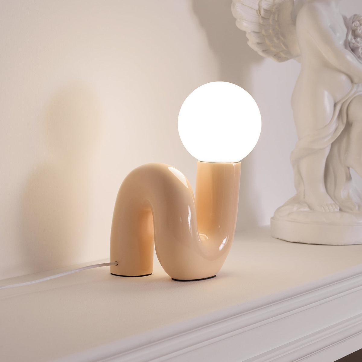 Soreeon lámpara de mesa de estilo lúdico N Shape todo en blanco