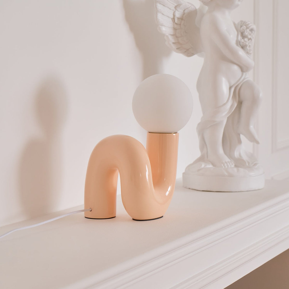 Soreeon lámpara de mesa de estilo lúdico N Shape todo en blanco