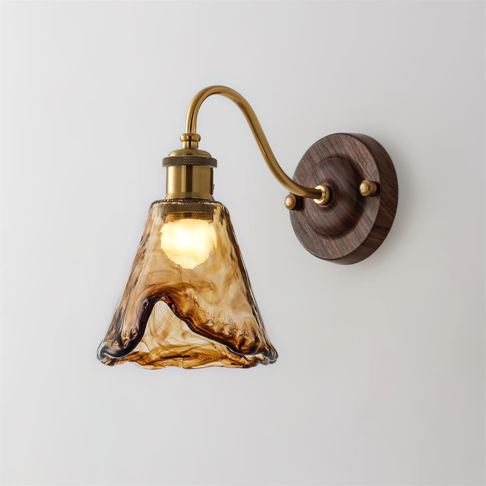 Nalia aplique de pared de vidrio ámbar y base de nogal con detalles dorados estilo vintage