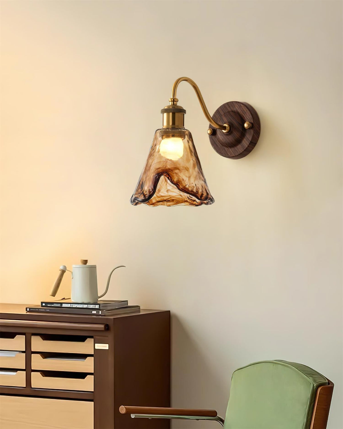 Nalia aplique de pared de vidrio ámbar y base de nogal con detalles dorados estilo vintage