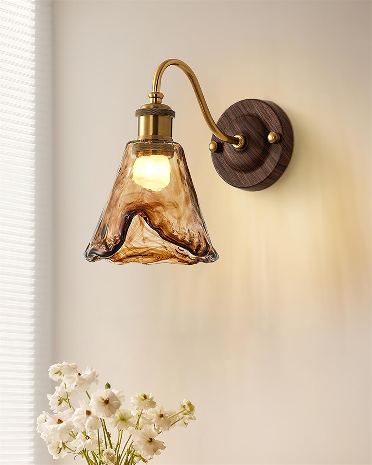 Nalia aplique de pared de vidrio ámbar y base de nogal con detalles dorados estilo vintage