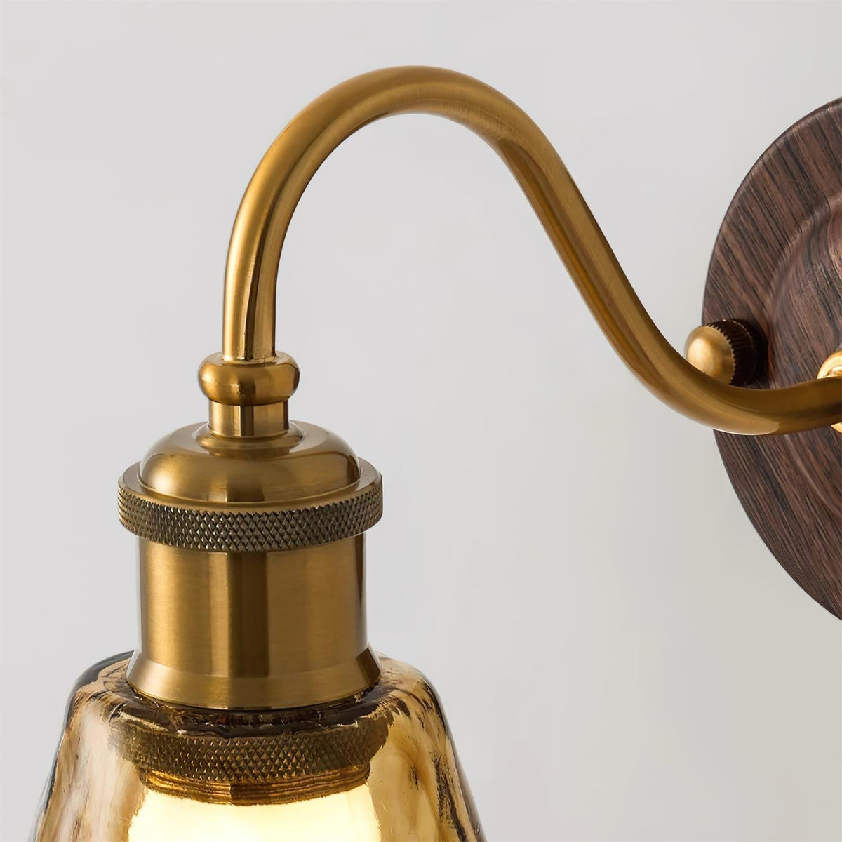 Nalia aplique de pared de vidrio ámbar y base de nogal con detalles dorados estilo vintage