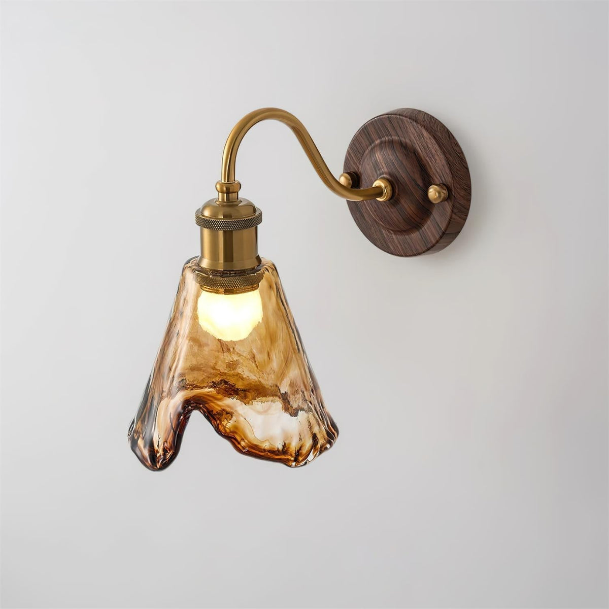 Nalia aplique de pared de vidrio ámbar y base de nogal con detalles dorados estilo vintage