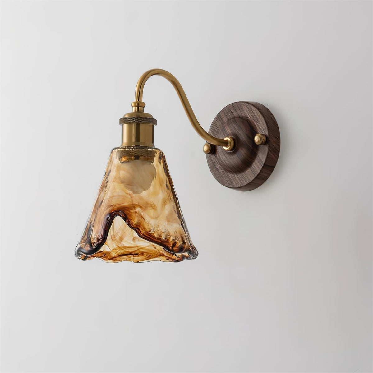 Nalia aplique de pared de vidrio ámbar y base de nogal con detalles dorados estilo vintage