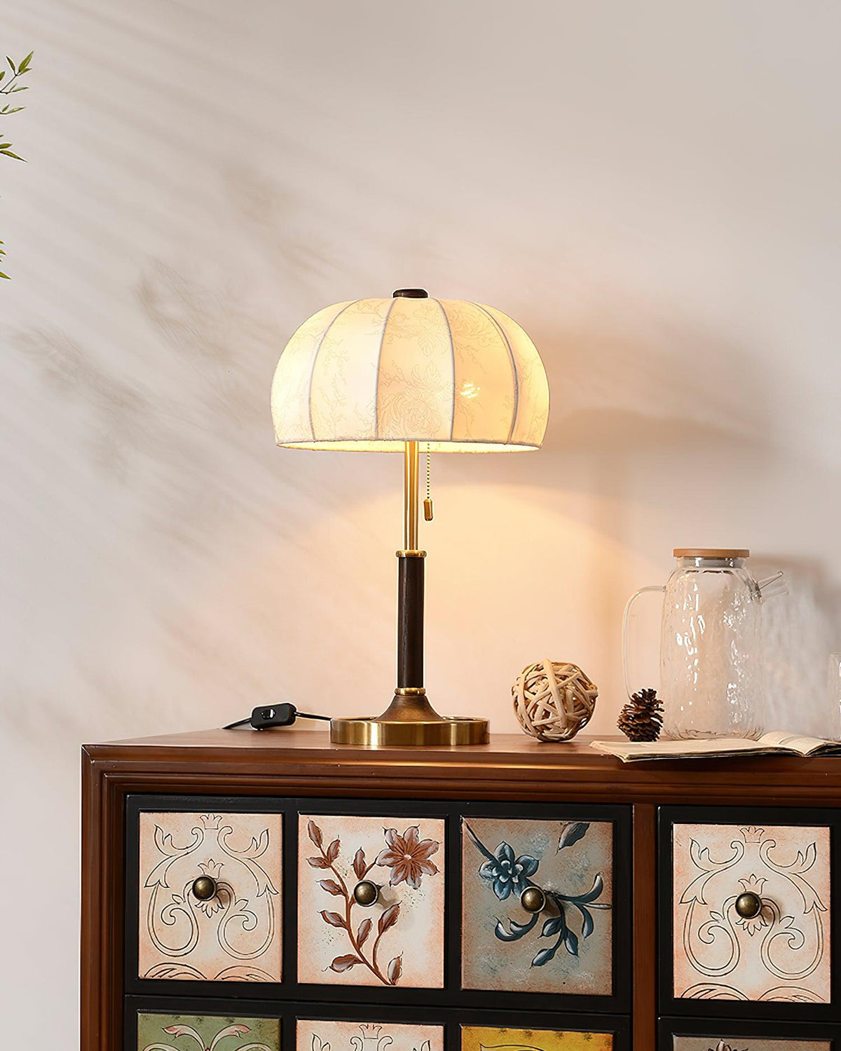 Nalemu lámpara de mesa de madera y tejido