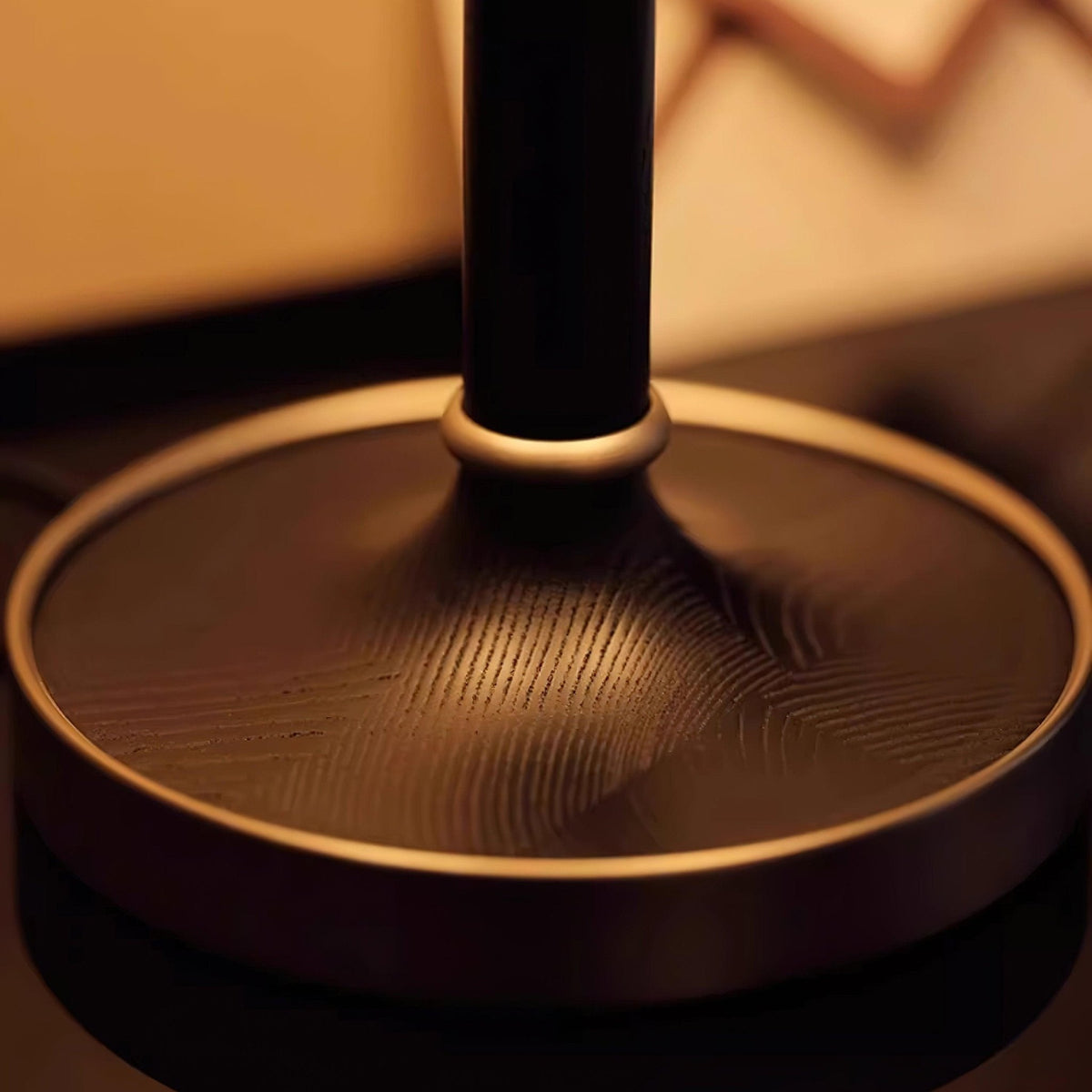 Nalemu lámpara de mesa de madera y tejido