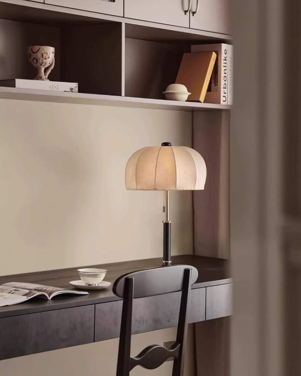 Nalemu lámpara de mesa de madera y tejido