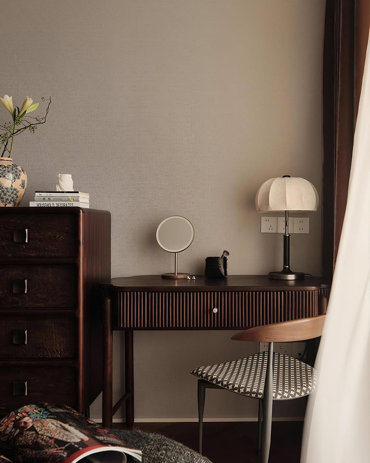 Nalemu lámpara de mesa de madera y tejido