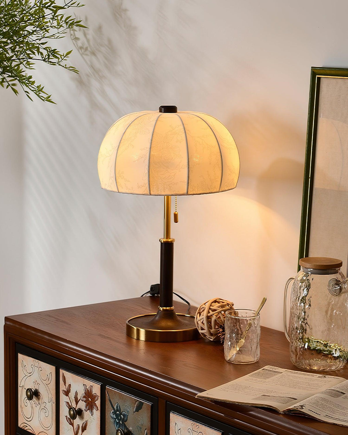 Nalemu lámpara de mesa de madera y tejido