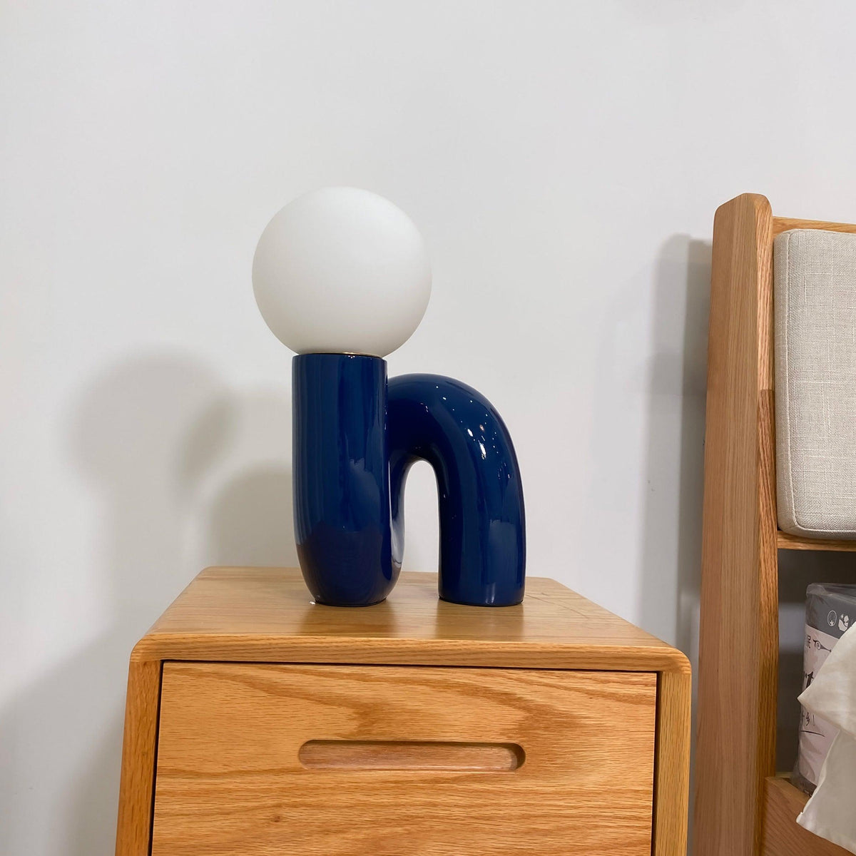 Soreeon lámpara de mesa de estilo lúdico N Shape todo en blanco