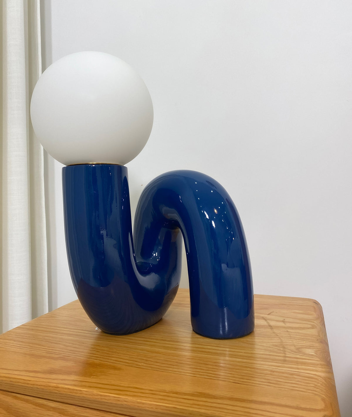 Soreeon lámpara de mesa de estilo lúdico N Shape todo en blanco