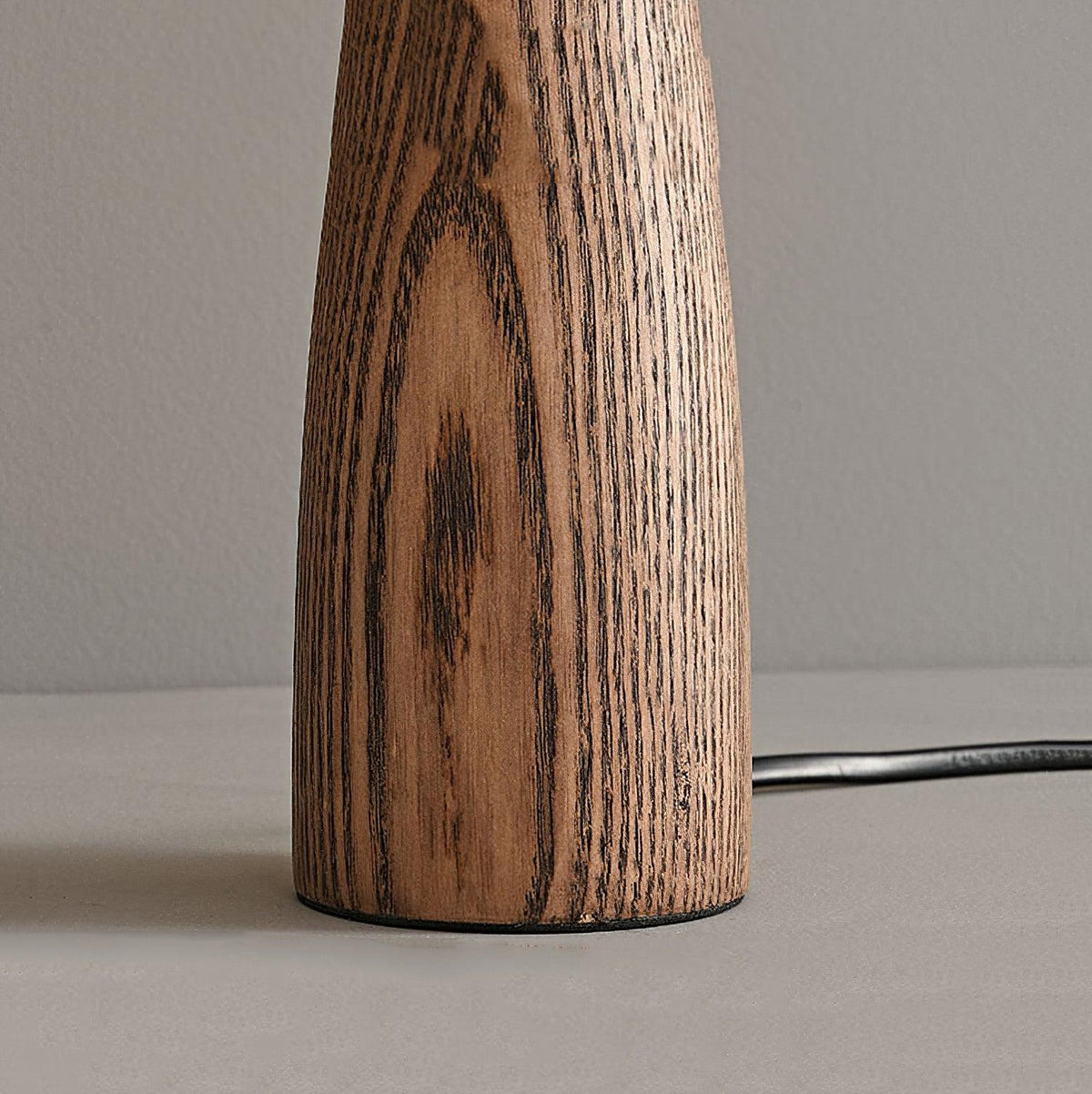 Soma lámpara de mesa Nora de madera de nogal