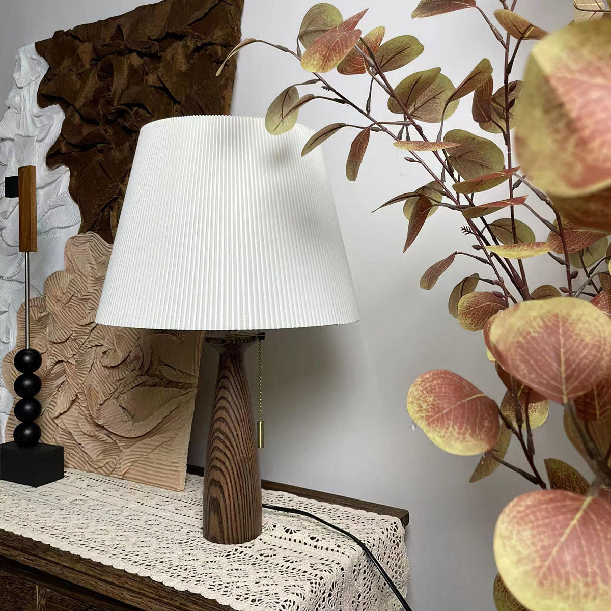 Soma lámpara de mesa Nora de madera de nogal