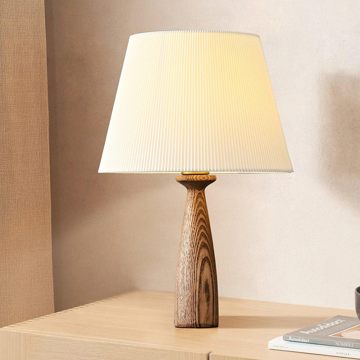 Soma lámpara de mesa Nora de madera de nogal