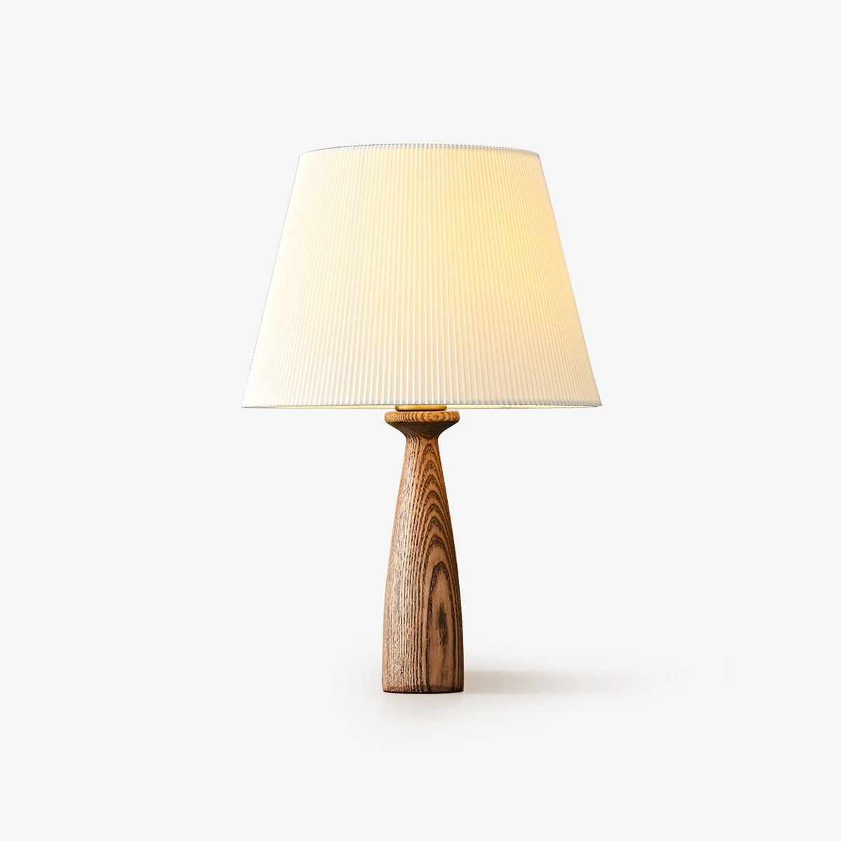 Soma lámpara de mesa Nora de madera de nogal