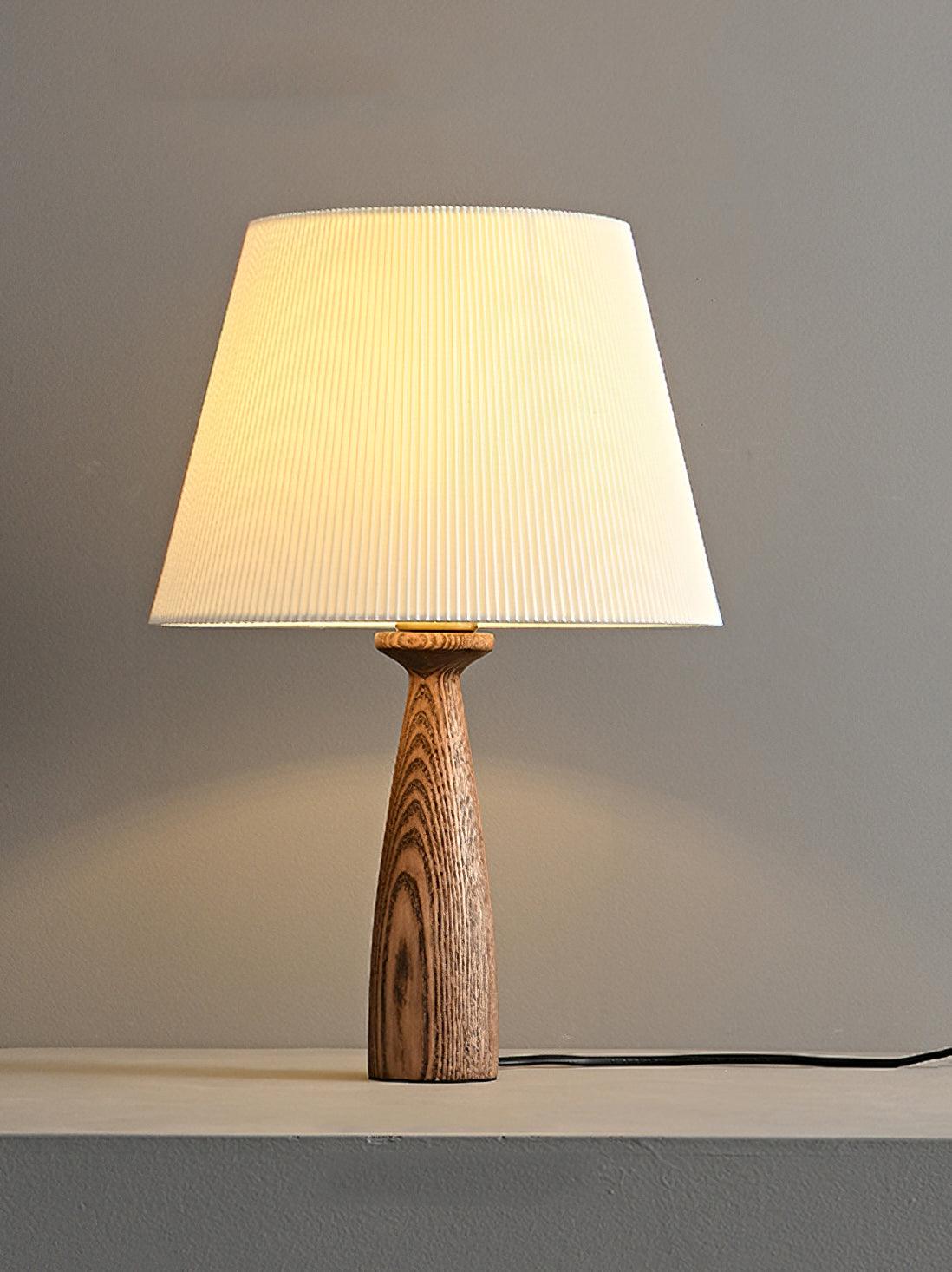 Soma lámpara de mesa Nora de madera de nogal