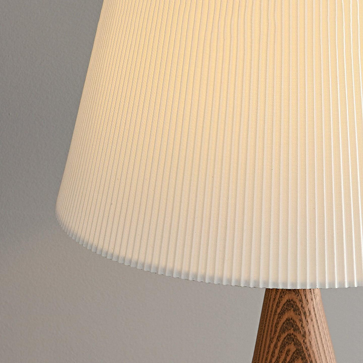 Soma lámpara de mesa Nora de madera de nogal