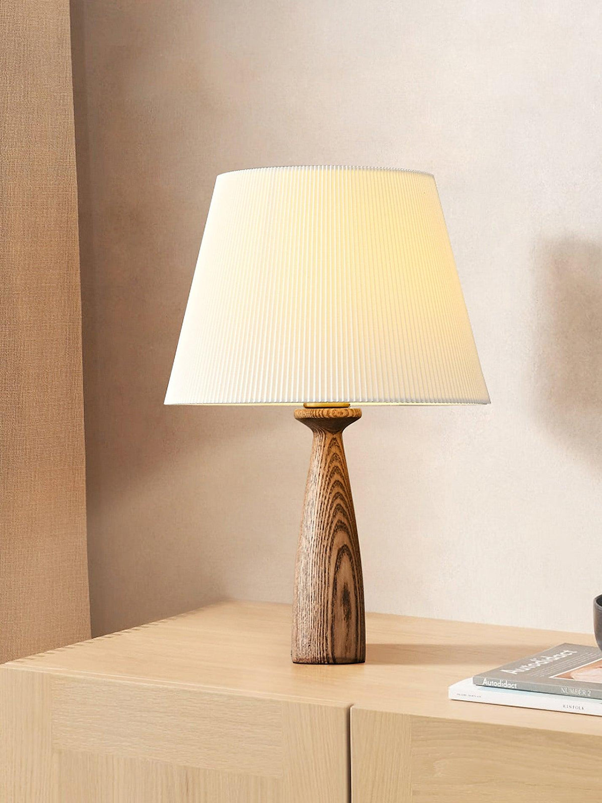 Soma lámpara de mesa Nora de madera de nogal